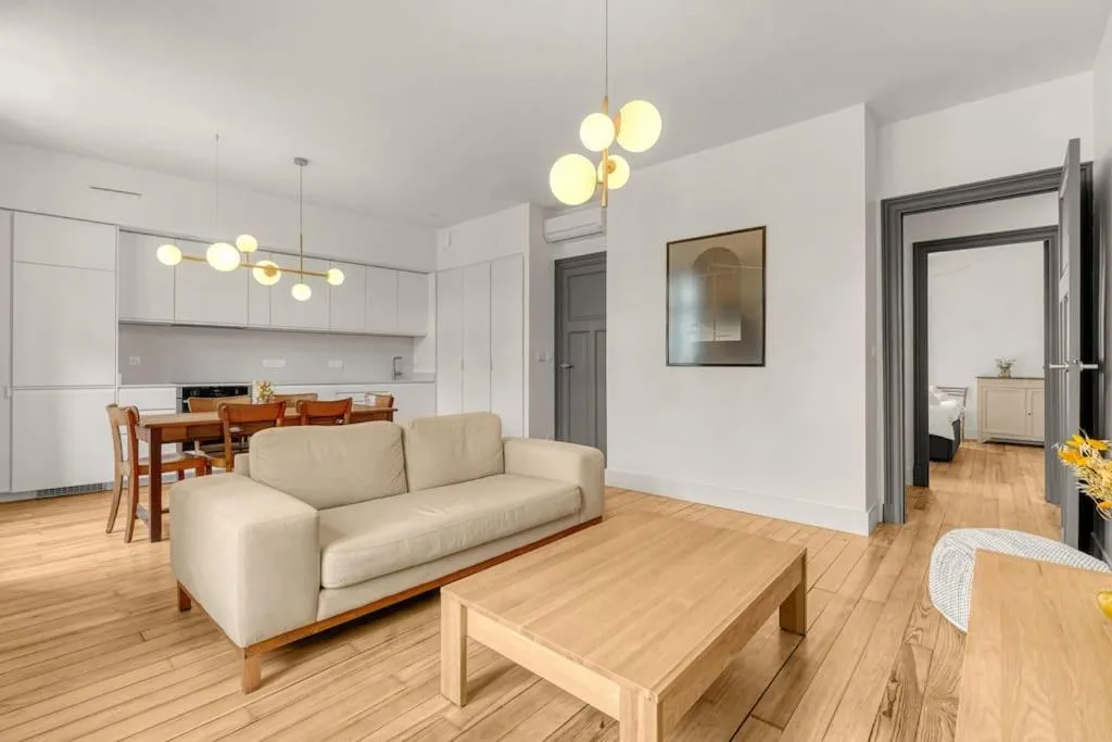 Salon rénové à Toulouse par TANASA HABITAT
